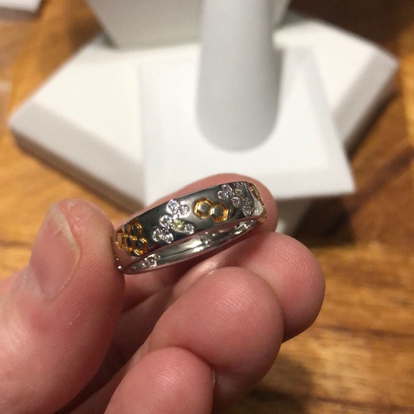 So pretty Bee 🐝 hive 925 Sterling Silver ring - Picture 5 of 5